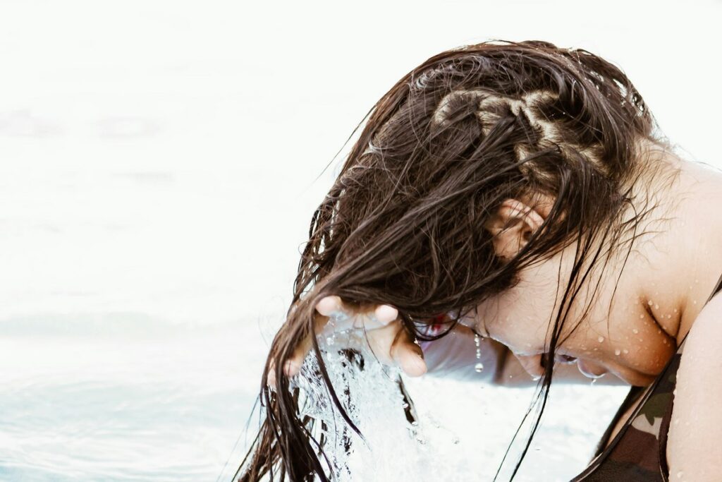 Mujer con el pelo mojado